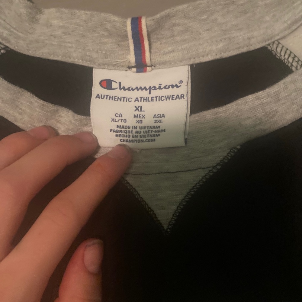 CHAMPION CREW NECK 🥳 - Picture 2 of 2